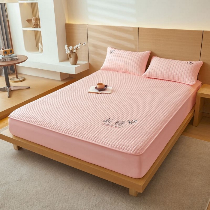 91家纺网 家纺一手货源 找家纺 小禹仔家纺 2025新款刺绣床笠新疆棉花填充-夹棉床笠 樱花粉