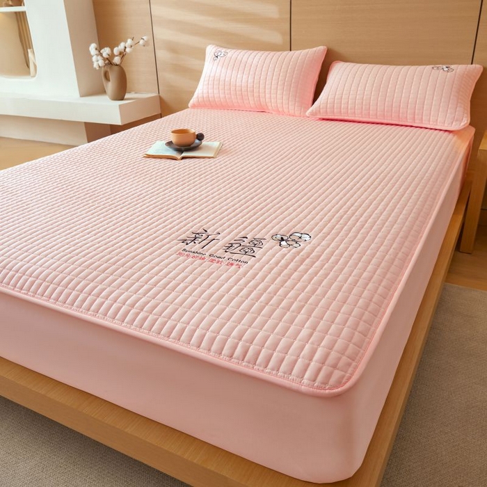 91家纺网 家纺一手货源 找家纺 小禹仔家纺 2025新款刺绣床笠新疆棉花填充-夹棉床笠 樱花粉