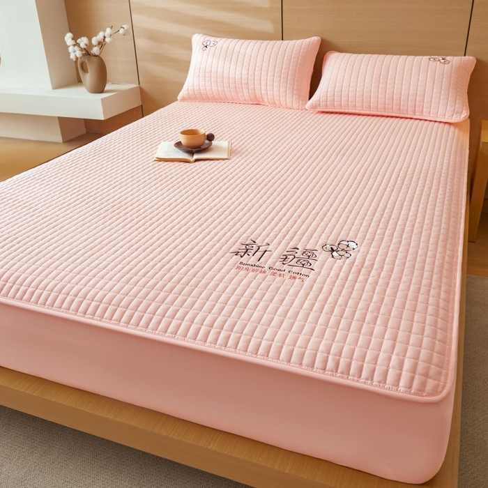 91家纺网 家纺一手货源 找家纺 小禹仔家纺 2025新款刺绣床笠新疆棉花填充-夹棉床笠 樱花粉