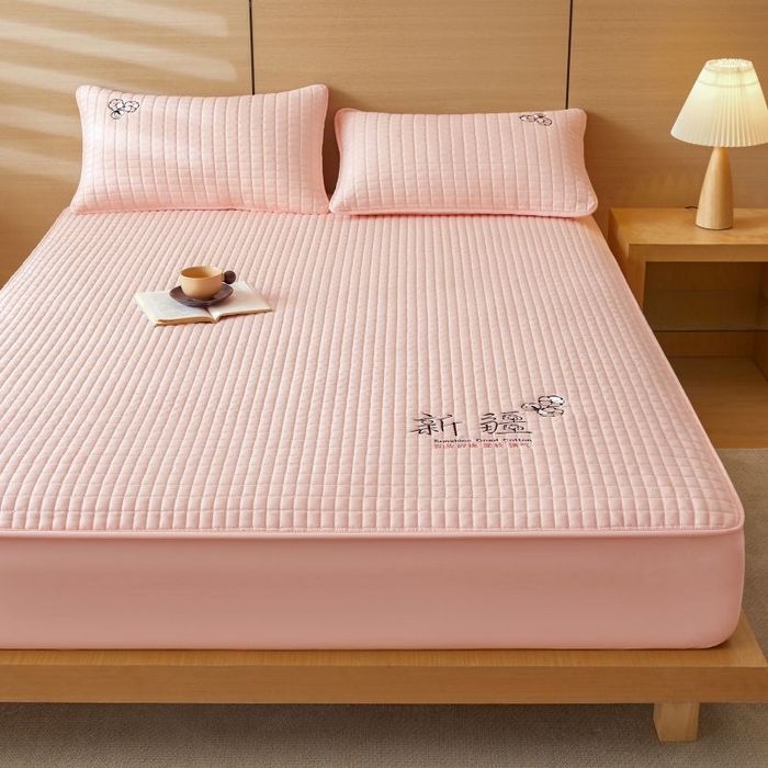 91家纺网 家纺一手货源 找家纺 小禹仔家纺 2025新款刺绣床笠新疆棉花填充-夹棉床笠 樱花粉