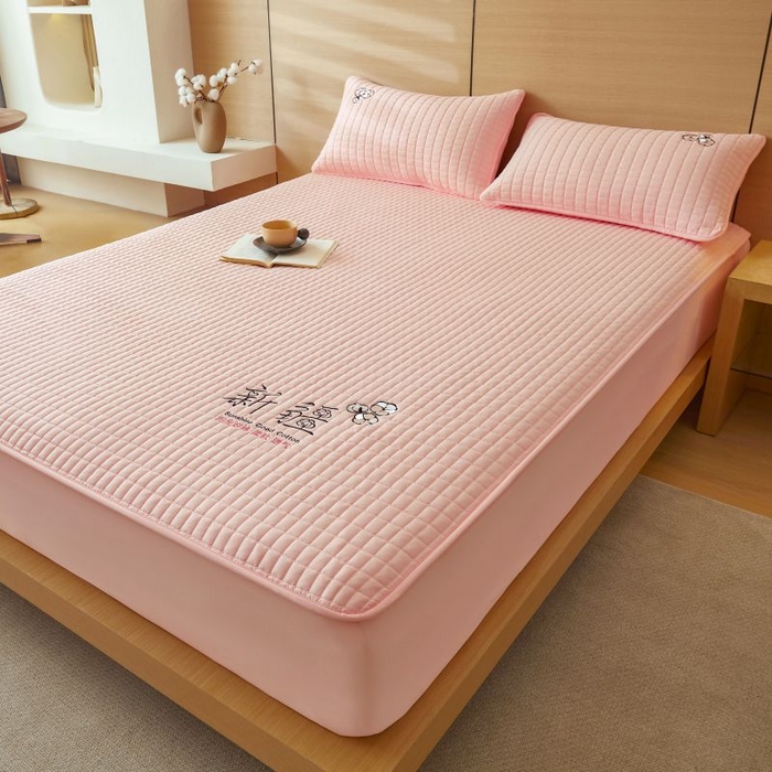 91家纺网 家纺一手货源 找家纺 小禹仔家纺 2025新款刺绣床笠新疆棉花填充-夹棉床笠 樱花粉