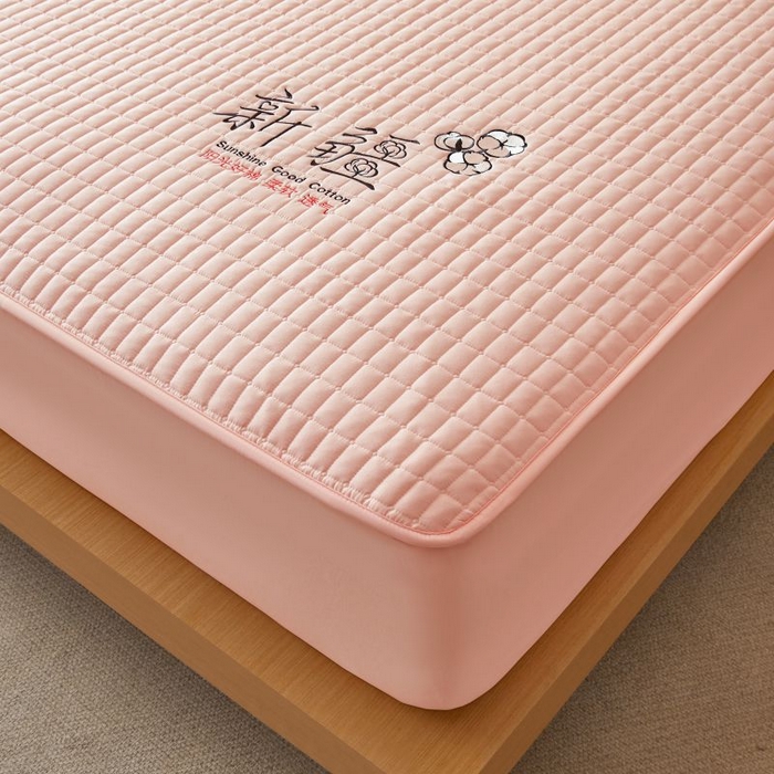 91家纺网 家纺一手货源 找家纺 小禹仔家纺 2025新款刺绣床笠新疆棉花填充-夹棉床笠 樱花粉