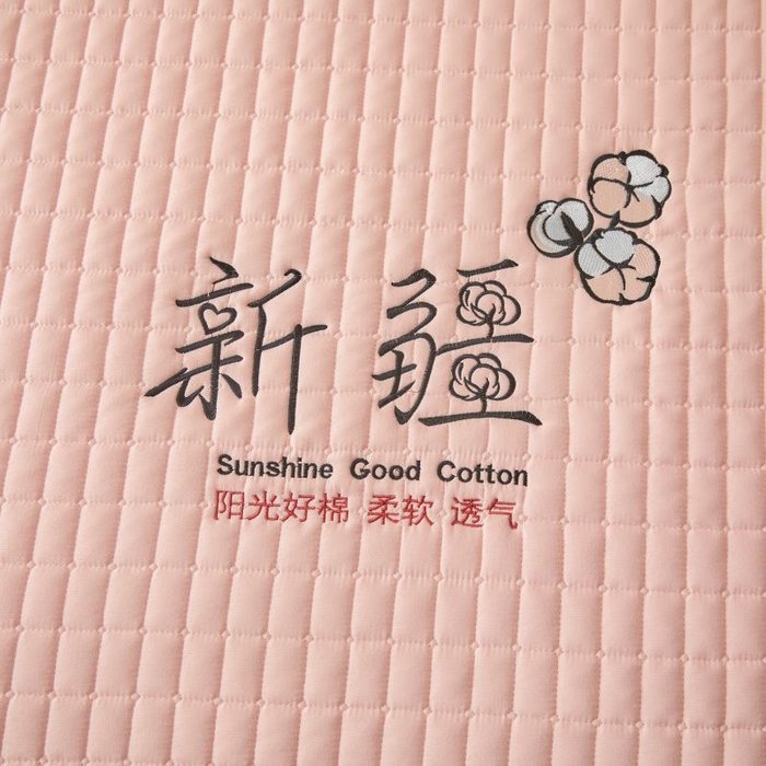 91家纺网 家纺一手货源 找家纺 小禹仔家纺 2025新款刺绣床笠新疆棉花填充-夹棉床笠 樱花粉