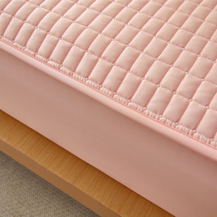 91家纺网 家纺一手货源 找家纺 小禹仔家纺 2025新款刺绣床笠新疆棉花填充-夹棉床笠 樱花粉