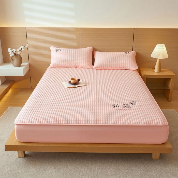 91家纺网 家纺一手货源 找家纺 小禹仔家纺 2025新款刺绣床笠新疆棉花填充-夹棉床笠 樱花粉