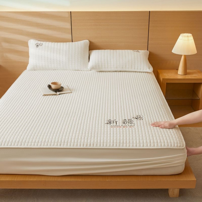 91家纺网 家纺一手货源 找家纺 小禹仔家纺 2025新款刺绣床笠新疆棉花填充-夹棉床笠 云朵白