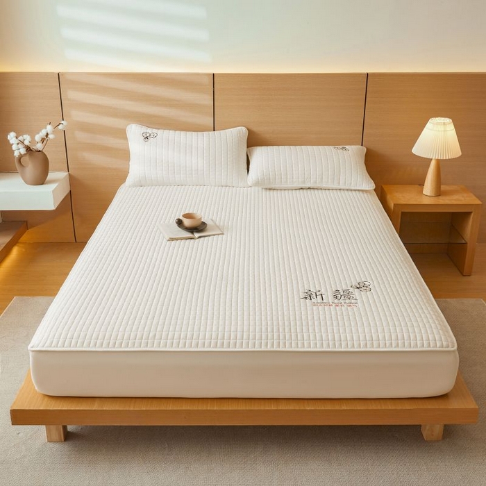 91家纺网 家纺一手货源 找家纺 小禹仔家纺 2025新款刺绣床笠新疆棉花填充-夹棉床笠 云朵白