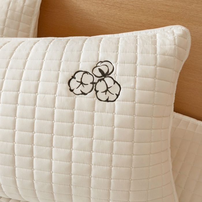 91家纺网 家纺一手货源 找家纺 小禹仔家纺 2025新款刺绣床笠新疆棉花填充-夹棉床笠 云朵白