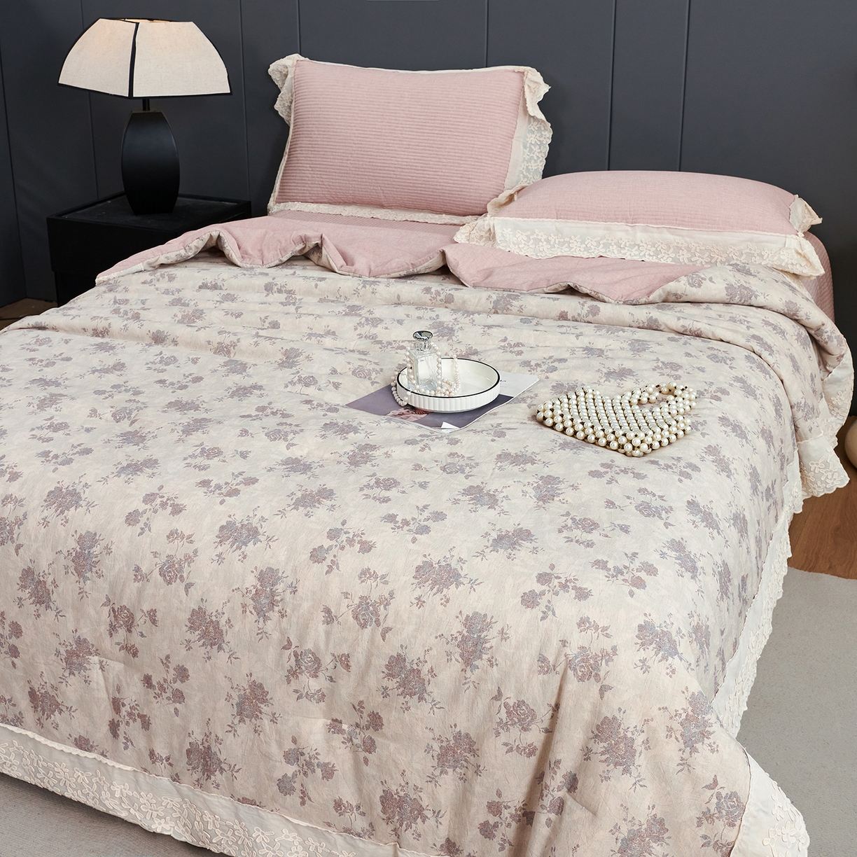 91家纺网 家纺一手货源 找家纺 优希家纺 2025新款暮悠棉麻多功能春秋被四件套 花漾粉