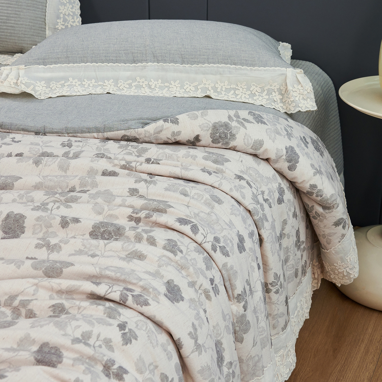 91家纺网 家纺一手货源 找家纺 优希家纺 2025新款暮悠棉麻多功能春秋被四件套 暮蔼花笺