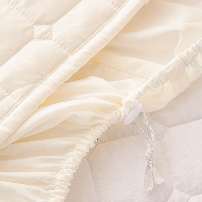 91家纺网 家纺一手货源 找家纺 小禹仔家纺 2025新款亲肤面包格夹棉床笠 白色