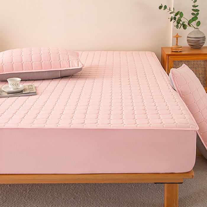 91家纺网 家纺一手货源 找家纺 小禹仔家纺 2025新款亲肤面包格夹棉床笠 粉色