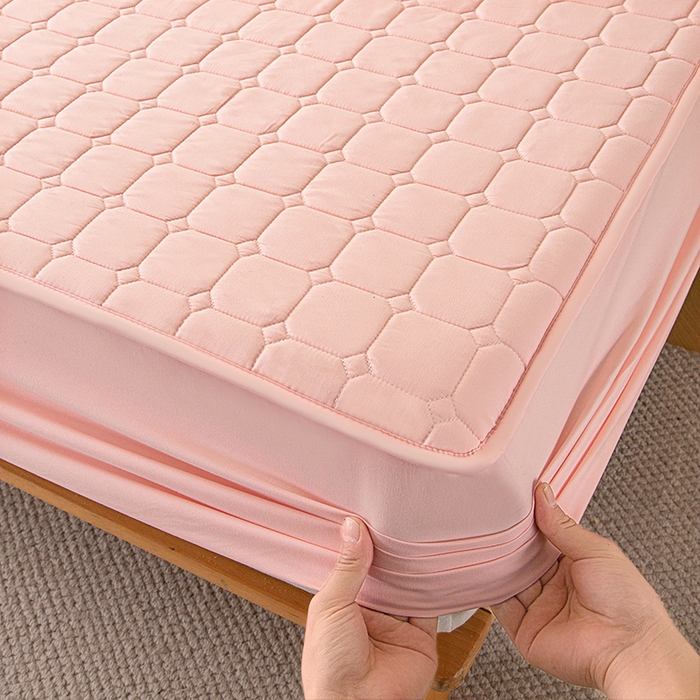 91家纺网 家纺一手货源 找家纺 小禹仔家纺 2025新款亲肤面包格夹棉床笠 粉色