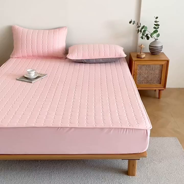 91家纺网 家纺一手货源 找家纺 小禹仔家纺 2025新款亲肤面包格夹棉床笠 粉色