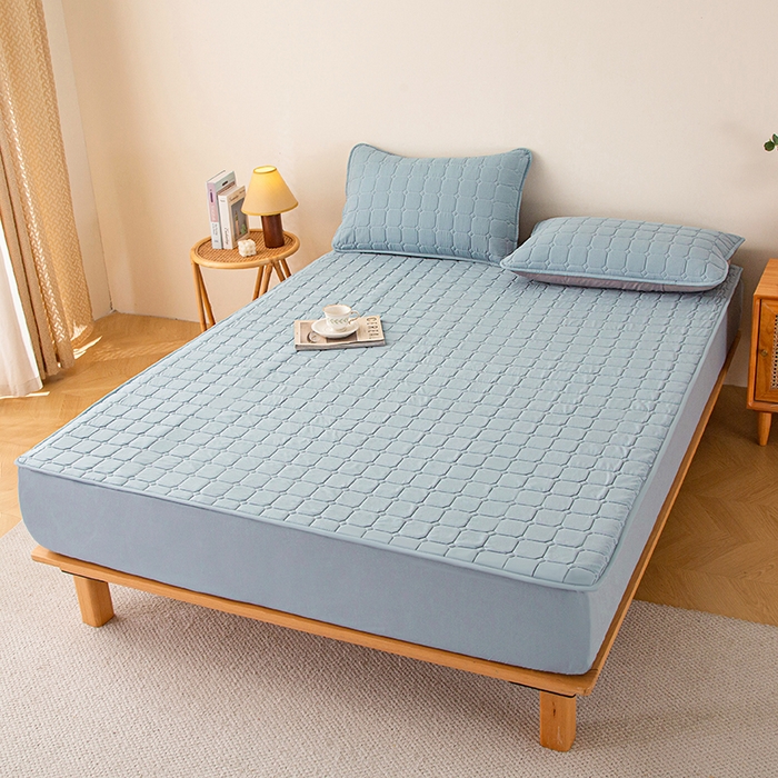 91家纺网 家纺一手货源 找家纺 小禹仔家纺 2025新款亲肤面包格夹棉床笠 蓝色