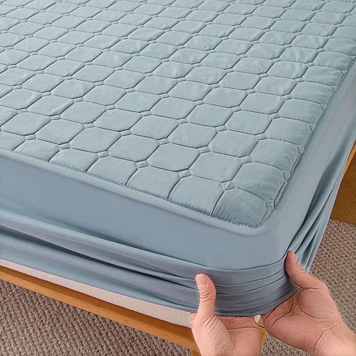 91家纺网 家纺一手货源 找家纺 小禹仔家纺 2025新款亲肤面包格夹棉床笠 蓝色