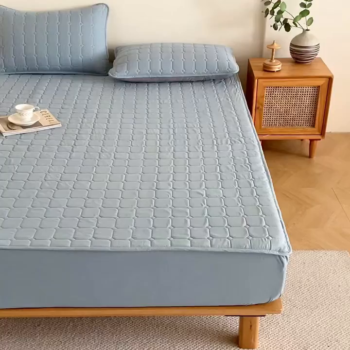 91家纺网 家纺一手货源 找家纺 小禹仔家纺 2025新款亲肤面包格夹棉床笠 蓝色