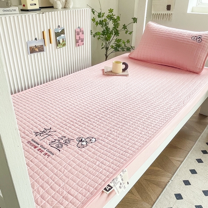 91家纺网 家纺一手货源 找家纺 小禹仔家纺 2025新款刺绣床笠-学生图 樱花粉