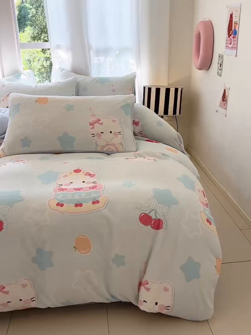 91家纺网 家纺一手货源 找家纺 慕澄家纺 2025新款小清新牛奶绒印花四件套 蛋糕猫咪