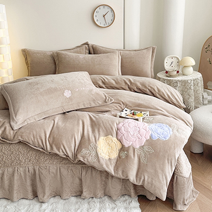 91家纺网 家纺一手货源 找家纺 （总）美伦美焕 2025新款高克重牛奶绒花朵贴布绣床盖款四件套