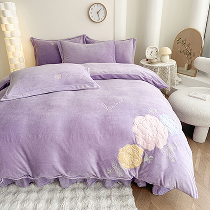 91家纺网 家纺一手货源 找家纺 （总）美伦美焕 2025新款高克重牛奶绒花朵贴布绣床盖款四件套