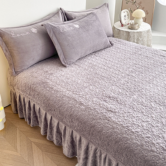 91家纺网 家纺一手货源 找家纺 美伦美焕 2025新款高克重牛奶绒花朵贴布绣床盖款四件套 雾棕