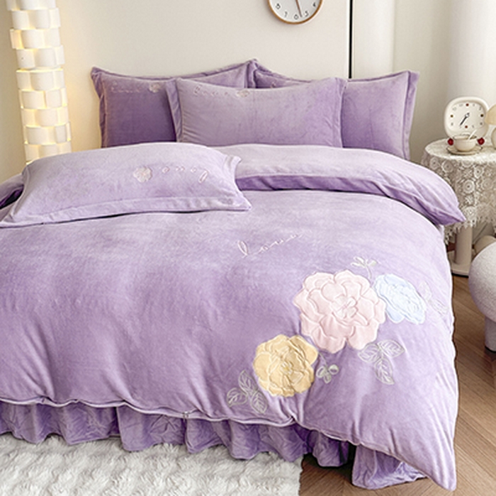 91家纺网 家纺一手货源 找家纺 （总）美伦美焕 2025新款高克重牛奶绒花朵贴布绣床盖款四件套