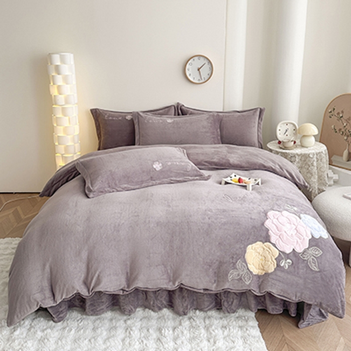 91家纺网 家纺一手货源 找家纺 美伦美焕 2025新款高克重牛奶绒花朵贴布绣床盖款四件套 雾棕