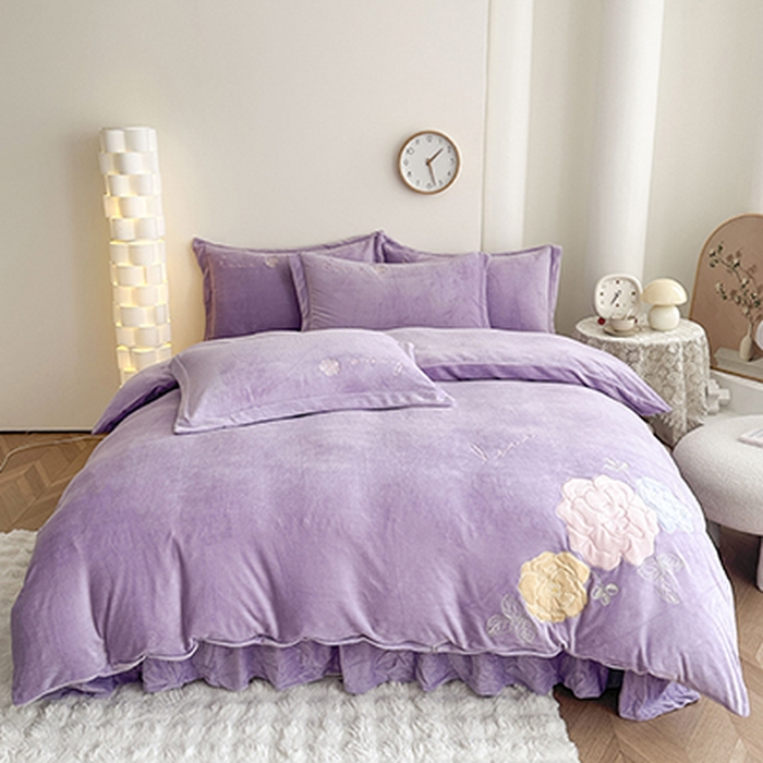 91家纺网 家纺一手货源 找家纺 （总）美伦美焕 2025新款高克重牛奶绒花朵贴布绣床盖款四件套