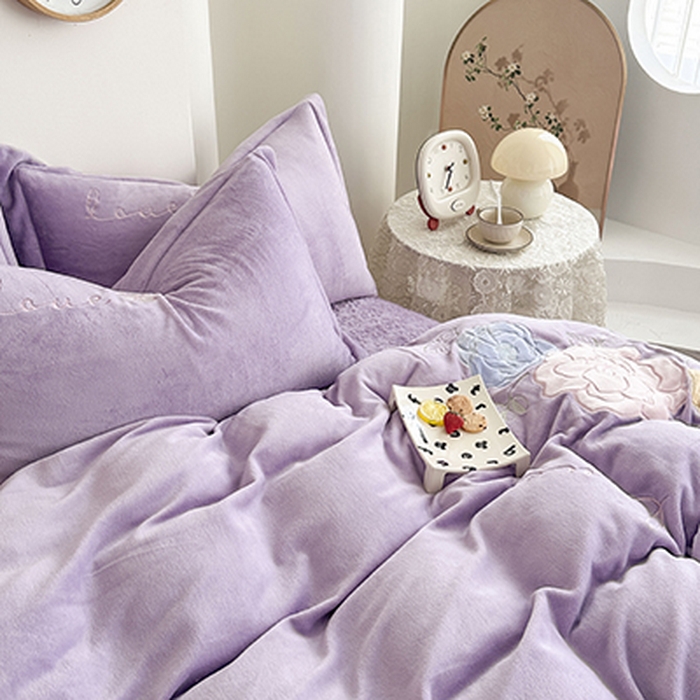 91家纺网 家纺一手货源 找家纺 （总）美伦美焕 2025新款高克重牛奶绒花朵贴布绣床盖款四件套