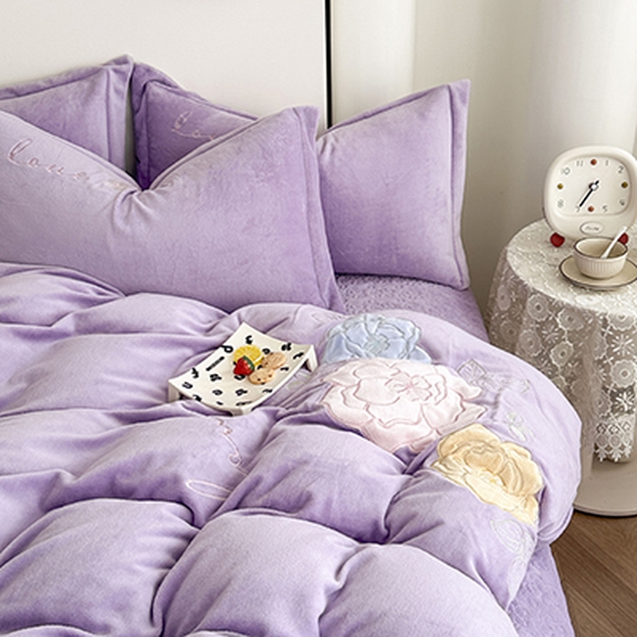 91家纺网 家纺一手货源 找家纺 （总）美伦美焕 2025新款高克重牛奶绒花朵贴布绣床盖款四件套