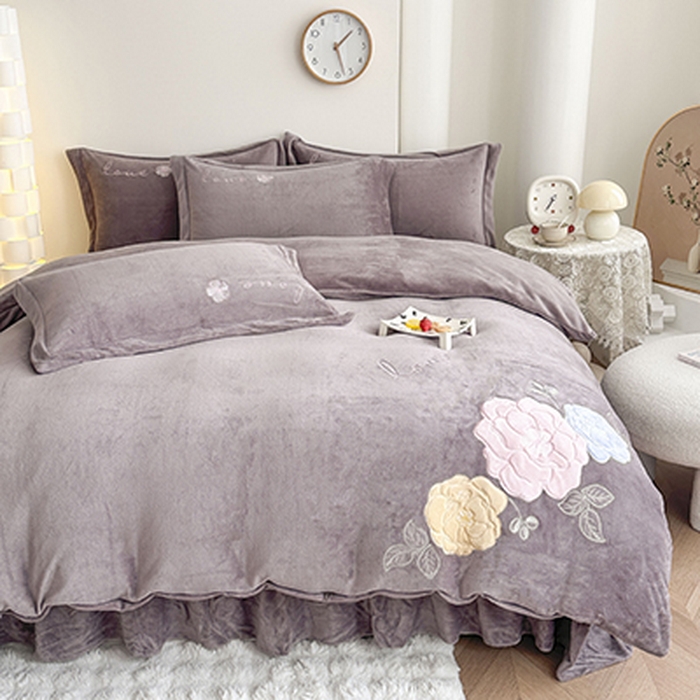 91家纺网 家纺一手货源 找家纺 美伦美焕 2025新款高克重牛奶绒花朵贴布绣床盖款四件套 雾棕