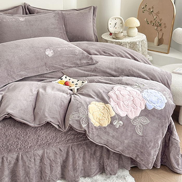 91家纺网 家纺一手货源 找家纺 美伦美焕 2025新款高克重牛奶绒花朵贴布绣床盖款四件套 雾棕