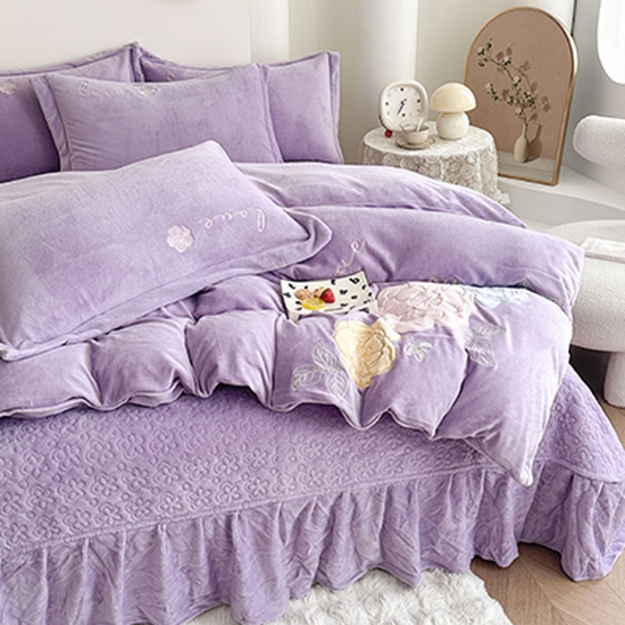 91家纺网 家纺一手货源 找家纺 （总）美伦美焕 2025新款高克重牛奶绒花朵贴布绣床盖款四件套