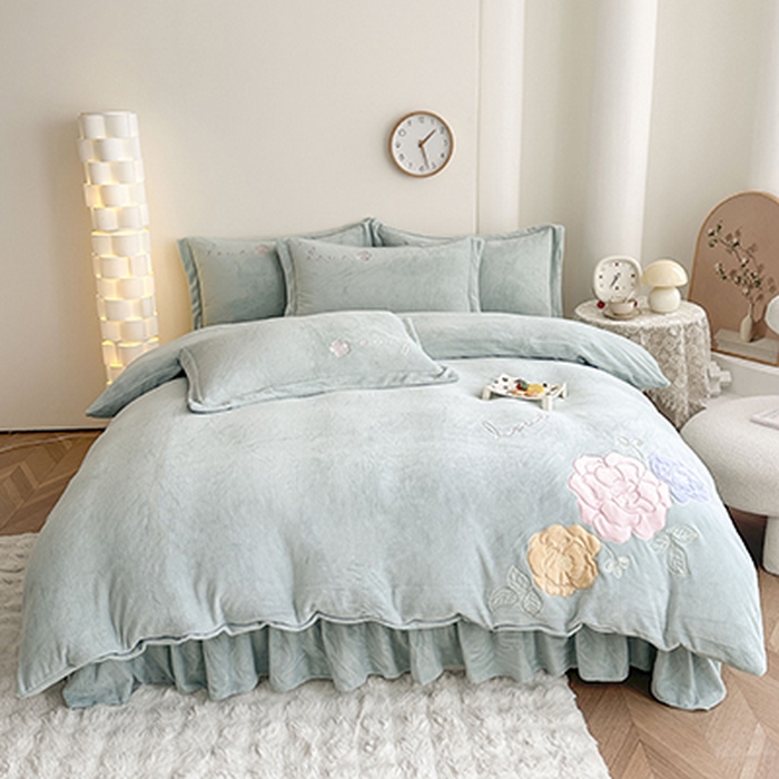 91家纺网 家纺一手货源 找家纺 美伦美焕 2025新款高克重牛奶绒花朵贴布绣床盖款四件套 浅绿