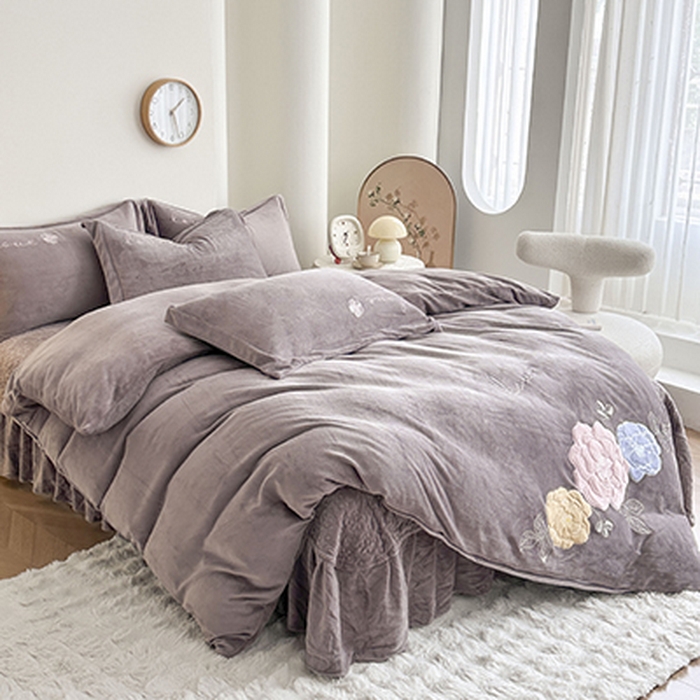 91家纺网 家纺一手货源 找家纺 美伦美焕 2025新款高克重牛奶绒花朵贴布绣床盖款四件套 雾棕