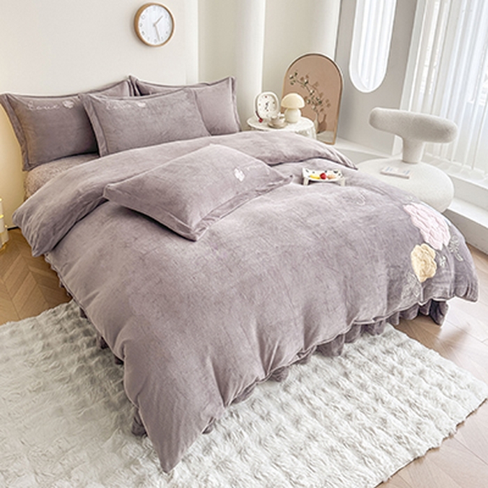 91家纺网 家纺一手货源 找家纺 美伦美焕 2025新款高克重牛奶绒花朵贴布绣床盖款四件套 雾棕