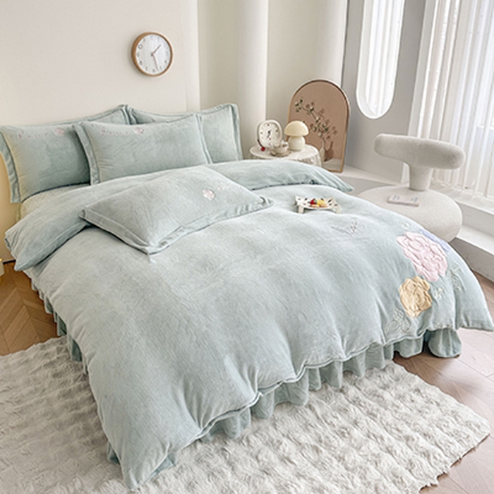 91家纺网 家纺一手货源 找家纺 美伦美焕 2025新款高克重牛奶绒花朵贴布绣床盖款四件套 浅绿