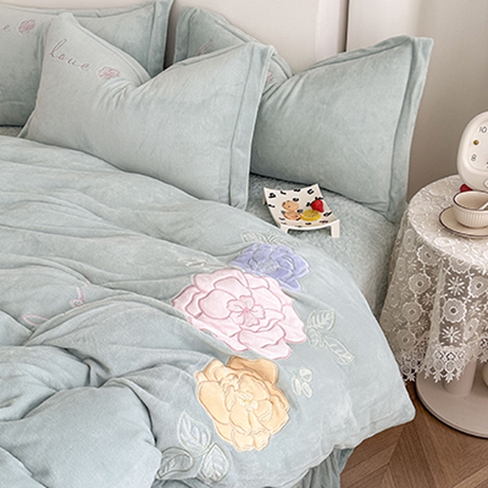 91家纺网 家纺一手货源 找家纺 美伦美焕 2025新款高克重牛奶绒花朵贴布绣床盖款四件套 浅绿