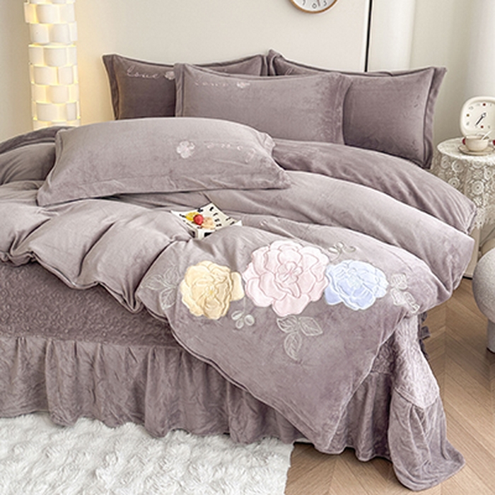 91家纺网 家纺一手货源 找家纺 美伦美焕 2025新款高克重牛奶绒花朵贴布绣床盖款四件套 雾棕