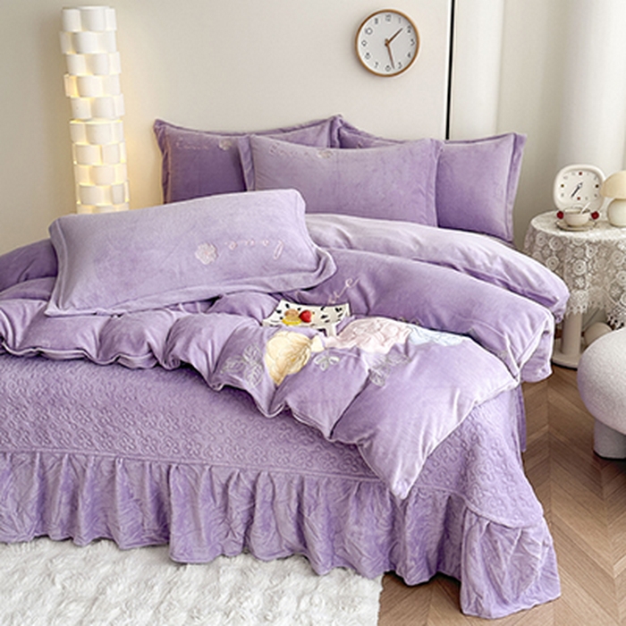 91家纺网 家纺一手货源 找家纺 （总）美伦美焕 2025新款高克重牛奶绒花朵贴布绣床盖款四件套