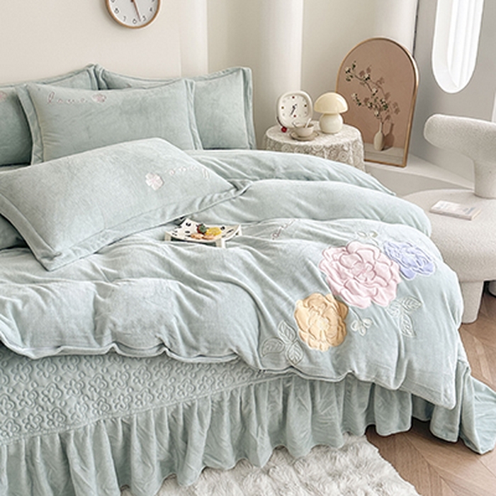91家纺网 家纺一手货源 找家纺 美伦美焕 2025新款高克重牛奶绒花朵贴布绣床盖款四件套 浅绿