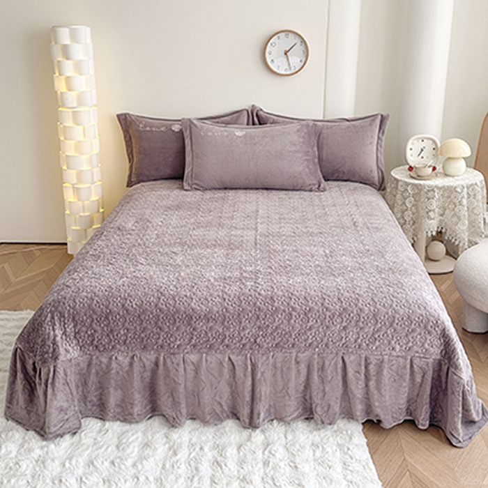 91家纺网 家纺一手货源 找家纺 美伦美焕 2025新款高克重牛奶绒花朵贴布绣床盖款四件套 雾棕