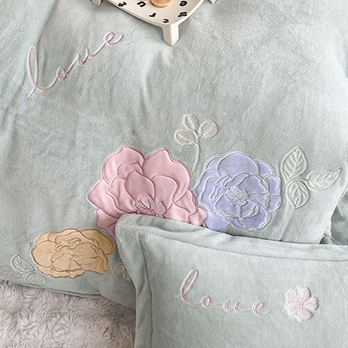 91家纺网 家纺一手货源 找家纺 美伦美焕 2025新款高克重牛奶绒花朵贴布绣床盖款四件套 浅绿