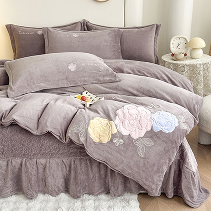 91家纺网 家纺一手货源 找家纺 （总）美伦美焕 2025新款高克重牛奶绒花朵贴布绣床盖款四件套