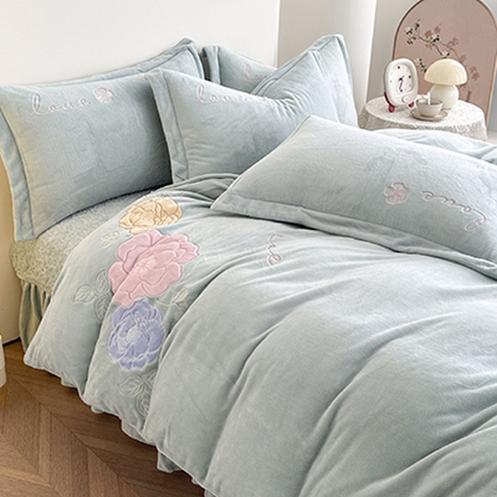 91家纺网 家纺一手货源 找家纺 美伦美焕 2025新款高克重牛奶绒花朵贴布绣床盖款四件套 浅绿