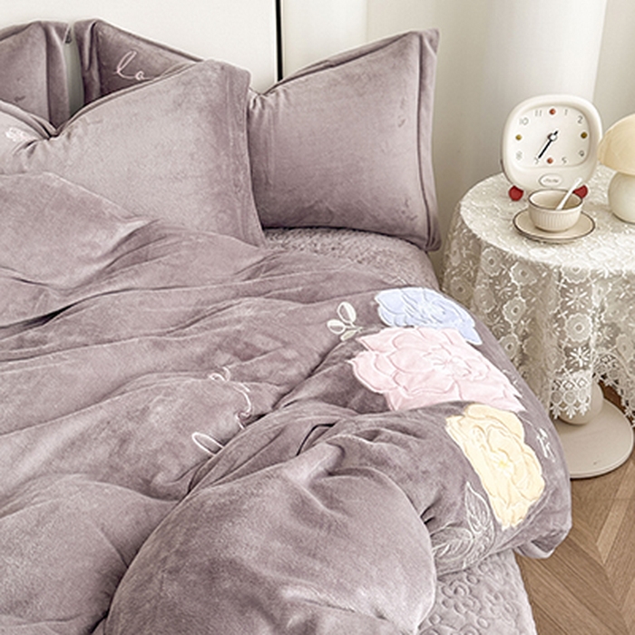 91家纺网 家纺一手货源 找家纺 美伦美焕 2025新款高克重牛奶绒花朵贴布绣床盖款四件套 雾棕