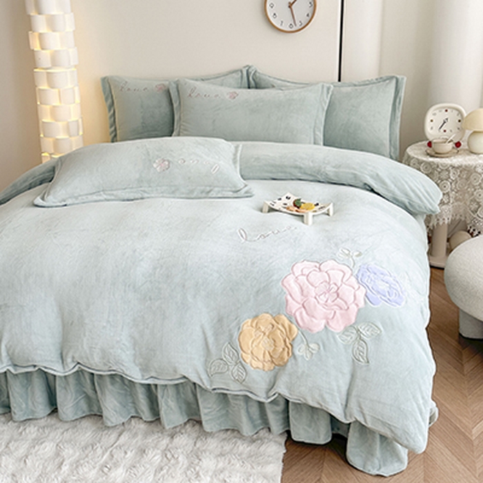 91家纺网 家纺一手货源 找家纺 美伦美焕 2025新款高克重牛奶绒花朵贴布绣床盖款四件套 浅绿