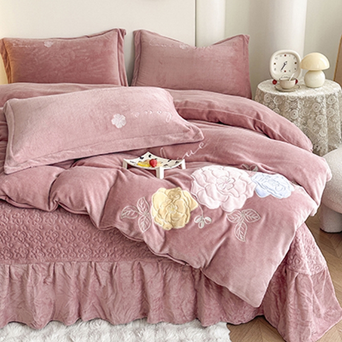 91家纺网 家纺一手货源 找家纺 （总）美伦美焕 2025新款高克重牛奶绒花朵贴布绣床盖款四件套