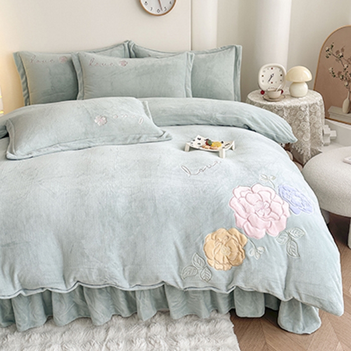 91家纺网 家纺一手货源 找家纺 美伦美焕 2025新款高克重牛奶绒花朵贴布绣床盖款四件套 浅绿